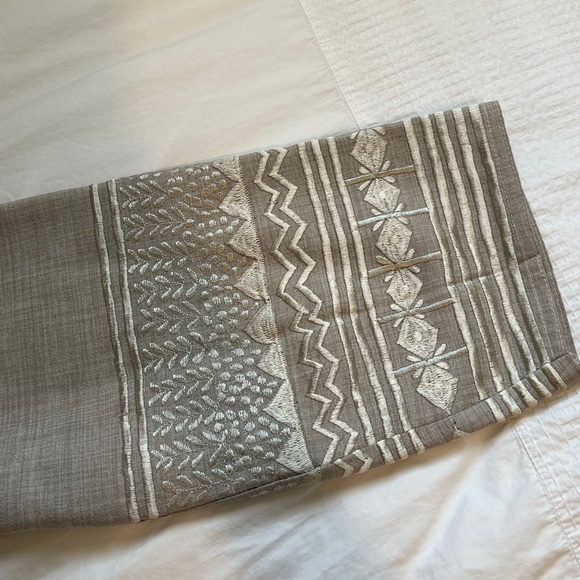 Linen grey abaya with embroidery - Picture 6 of 6